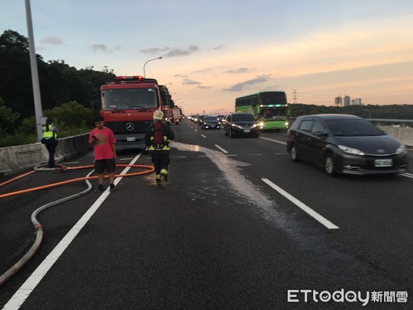 ▲▼五楊高價南下路段發生火燒車意外，所幸無人傷亡。（圖／記者陳豐德翻攝）