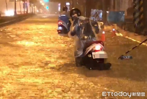 ▲▼20日晚間高雄瞬間暴雨，多處低窪路段淹水，近百部機車拋錨受困省道，險象環生。（圖／記者宋德威攝，下同）