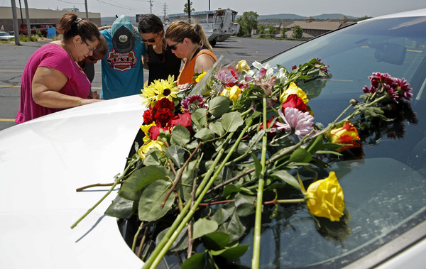  ▲ ▼ A tourist duck is overturned in Missouri, United States, making 17 people mourned by victims' vehicles (图 / 达 志 影像 / AP) 