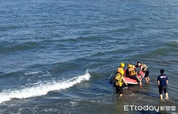 ▲台南市消防局出動救生艇出海搶救溺者。（圖／記者林悅翻攝）