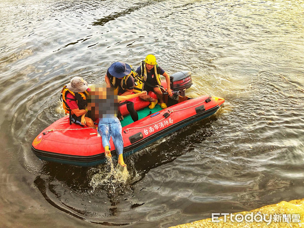 ▲台南市消防局救生艇火速馳抵，消防人員迅速將溺者搶救上艇。（圖／記者林悅翻攝，下同）