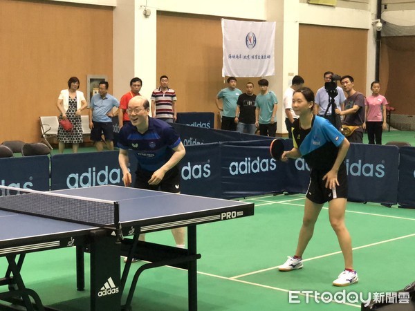 ▲▼國台辦主任劉結一與台北市立大學學生組隊挑戰桌球混雙。(圖/記者曾俊豪攝)