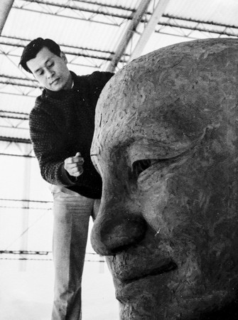 林木川的大型蔣公銅像雕塑常常要戶外搭棚才能進行。（林木川提供）