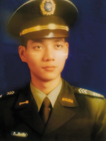 林益慶身高190公分，憲兵學校畢業即展開約14年的軍旅生涯。