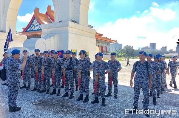 ▲台灣軍政府緊急動員集結抗議獨青中正紀念堂潑漆行為。