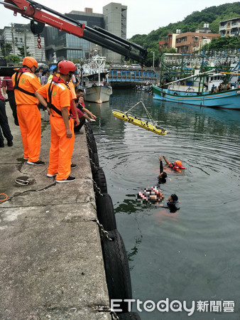 ▲▼ 基隆騎士「手綁機車」落海　搶救後仍不治身亡。（圖／記者吳欣晏翻攝）