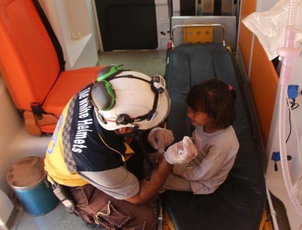 ▲▼白盔在敘利亞治療一位走失的女孩。（圖／翻攝自「白盔」臉書專頁）