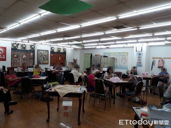 ▲▼警方在現場查獲32名賭客假競技知名,行博弈之實。(圖/記者邱中岳翻攝)