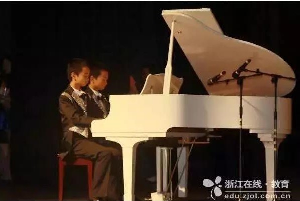 ▲小學時兄弟倆一同在發表會上彈奏鋼琴。（圖／翻攝浙江在線）