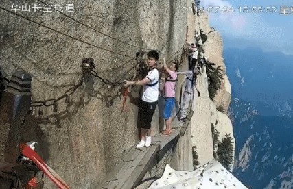  ▲ ▼ Huashan Scenic Area began its investigations, l 39; authenticity of the film has not yet been clarified. (Figure / re-microblogging photo 