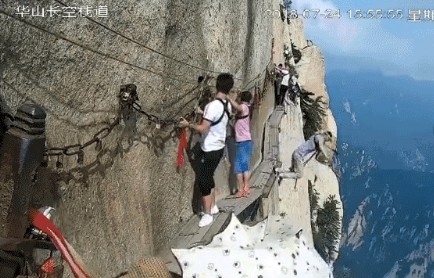  ▲ ▼ Huashan Scenic Area has begun its investigations, the authenticity of the film has not yet been clarified. (Figure / return from 