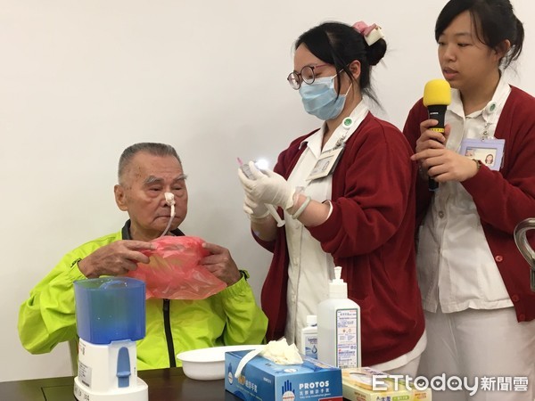 ▲7成口腔癌患放射性骨壞死 護理師教導「秀秀」清潔法。(圖/記者嚴云岑攝)