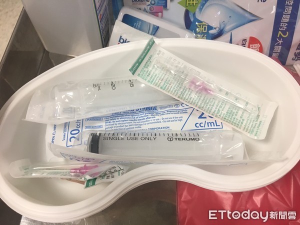 ▲7成口腔癌患放射性骨壞死 護理師教導「秀秀」清潔法。(圖/記者嚴云岑攝)