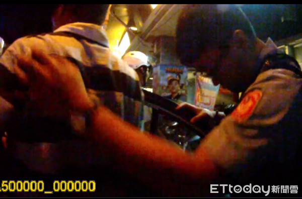 ▲陳男起身受檢,未查獲異狀。(圖/中壢警分局提供)