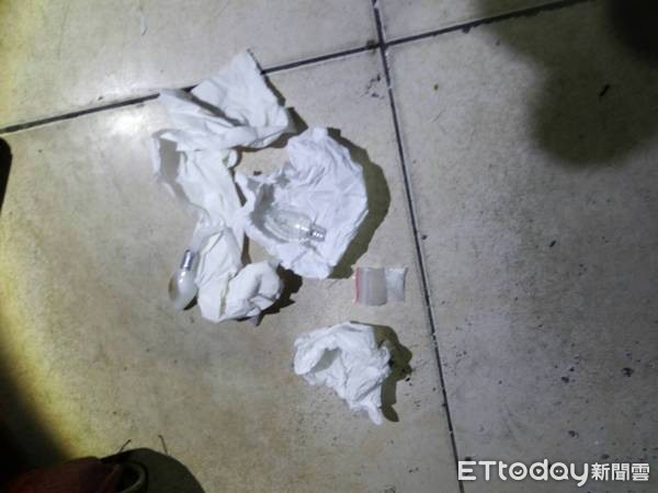 ▲▼員警從陳男隨身衣物,一抖掉出以衛生紙包裹的安毒和吸食器。(圖/中壢警分局提供)