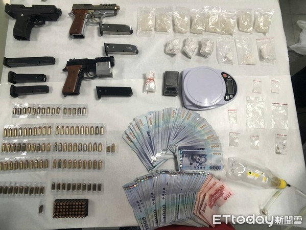 ▲▼毒販擁衝鋒槍逃亡。(圖/記者李忠憲翻攝)