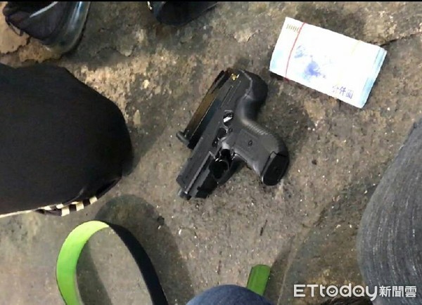 ▲▼毒販擁衝鋒槍逃亡。(圖/記者李忠憲翻攝)