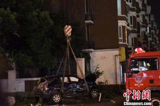 ▲杭州一輛賓士車失控發生嚴重車禍。（圖／翻攝自中新網，下同）