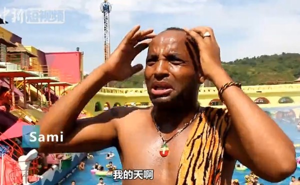 ▲衣索比亞男子抱怨重慶太熱。（圖／翻攝自中新網影片）