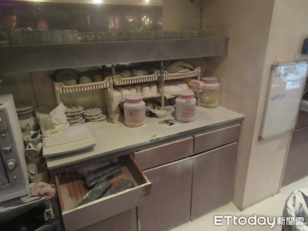 ▲▼4名惡煞朝鋼琴酒吧丟擲信號彈後分頭逃逸。(圖/記者邱中岳翻攝)