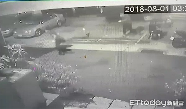 ▲▼4名惡煞朝鋼琴酒吧丟擲信號彈後分頭逃逸。(圖/記者邱中岳翻攝)