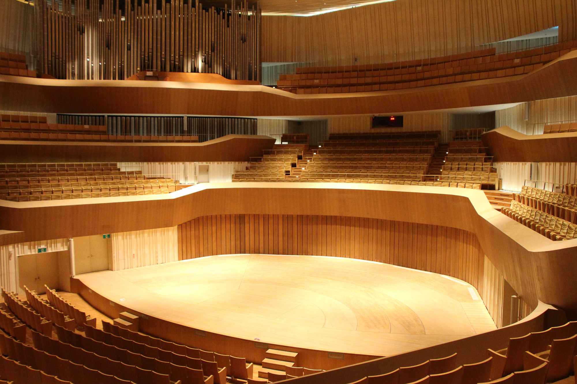 ▲直擊衛武營全台最大的音樂廳　2000個觀眾席座椅環繞著舞台。（圖／記者黃士原攝）