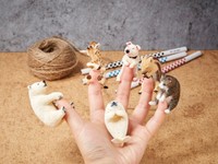 迷你的尺寸剛好可以「趴」在你的手指頭上，加上水汪汪大眼、慵懶或微笑的表情，叫人怎能不融化。