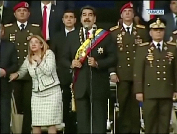 ▲▼委內瑞拉總統馬杜洛（Nicolas Maduro）於當地時間4日在首都演講，他講述經濟議題時的音頻突然消失，接著現場傳來兩次爆炸聲響。（圖／路透社）