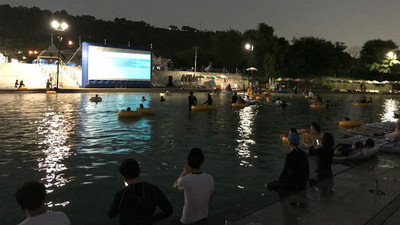  首爾漢江超狂「水上電影院」　躺在泳圈上看...旁邊的比基尼妹