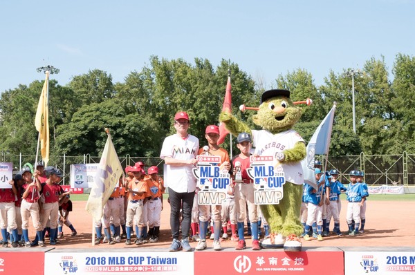 ▲MLB CUP投手獎澎湖縣講美國小莊偉祥，打擊獎與全壘打獎桃園市龜山國小吳旻哲。（圖／中華棒協提供）