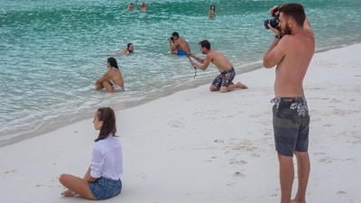 工具人複製貼上！海邊幫女友拍照...驚覺全世界都在執行同一個任務
