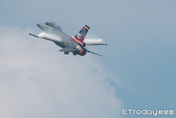 ▲▼嘉義空軍基地參訪,F-16型機性能展示F-16特技飛行。（圖／記者季相儒攝）