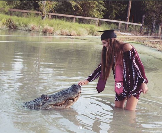▲▼女大生與鱷魚拍畢業照。（圖／取自Makenzie Noland IG）