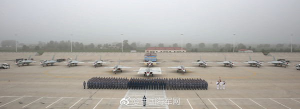 多達12架「獵鷹」教練-10正式裝備中國海軍航空大學某飛行團，完成該團一個大隊的完整換裝，未來新一批的航母艦載機飛行員很可能由該機培訓出來。（圖／翻攝自中國海軍網）