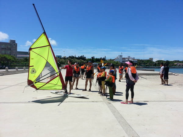 教練實地操作船艇，教導學生該如何控制風浪板。(圖／交通部觀光局澎湖國家風景區管理處提供)
