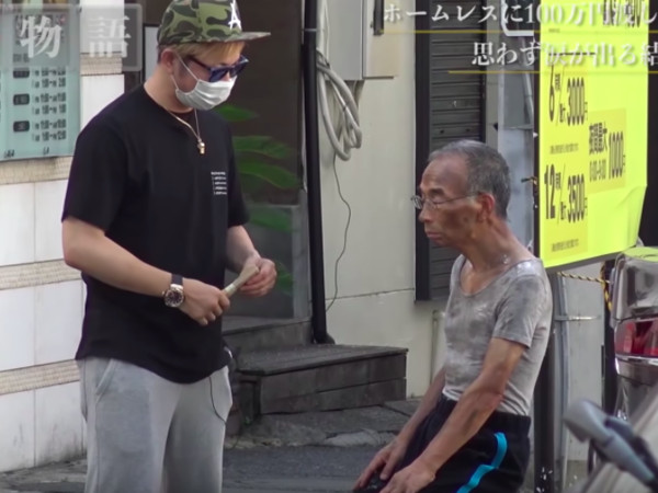 給日本街友27萬「看他會做什麼」　用金錢考驗人性結局卻很動容（圖／截自ラファエル Raphael）