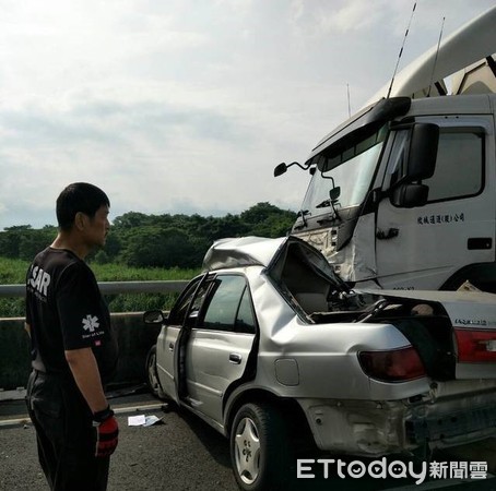 ▲▼自小客車遭聯結車撞擊，車頭車身皆嚴重扭曲變形。（圖／記者翁聖勳翻攝，下同）