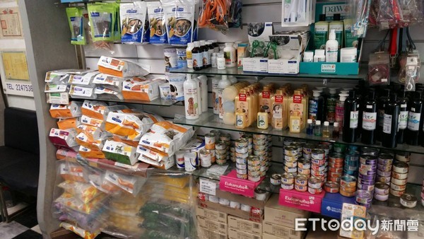 ▲台南市動保處指出販賣寵物食品，應有完整外包裝標示。（圖／記者林悅翻攝）
