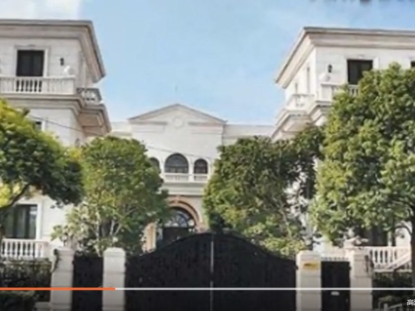 ▲李連杰在上海購入的皇宮豪宅，被人發現荒廢7年，都變成保安、清潔員的宿舍。（圖／翻攝自《騰訊視頻》）