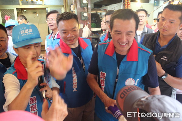 ▲前總統馬九英陪同國民黨台南巿長參選人高思博，在台南新營濟安宮向保生大帝焚香祭拜後，展開首場新台南起義行腳活動。（圖／高思博提供，下同）