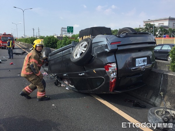 ▲國道1號南下326.5公里台南永康路段，8月9日下發生1起自小客車失控翻覆車禍，造成車窗破碎、車體嚴重毀損變形，零件四散在車道上。（圖／記者林悅翻攝）