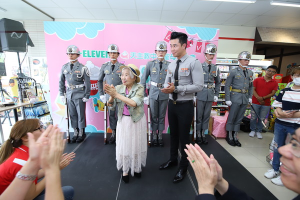 ▲▼嘉義市有位玉華奶奶今（9）日歡度100歲生日。天主教中華聖母基金會特別替她打造慶生會，即使她已失智多年，但仍保有一顆少女心，最喜歡粉、紅色的事物。（圖／天主教中華聖母基金會提供）