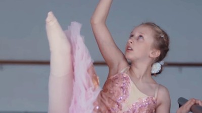 「獨腿芭蕾少女」被舞團拒收！慈父心疼拍紀錄片，廠商主動幫做義肢