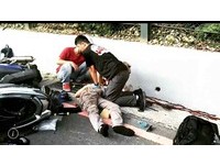 羅光廷行經壽山路時遇見車禍，立刻下車協助救援，滿地是血，怵目驚心。