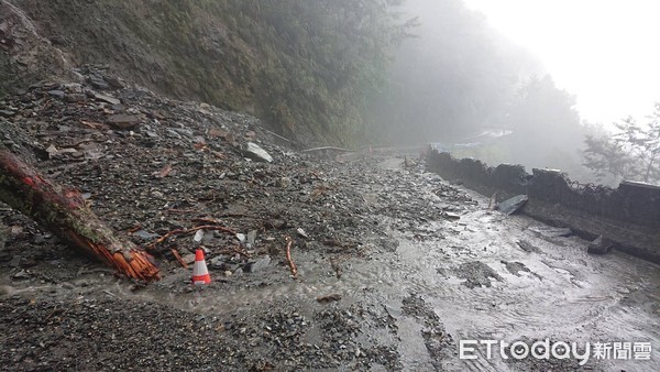 ▲橫公路台20線159K處向陽路段，因邊坡土石滑落道路阻斷無法通行。（圖／公路總局提供，下同）