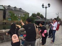 可成姐姐在《ETtoday寵物雲》臉書社團分享，「在小樽運河準備幫可成拍照時，沒想到一堆人衝過來按快門，早知道應該收門票，拍一張收100円之類的。」