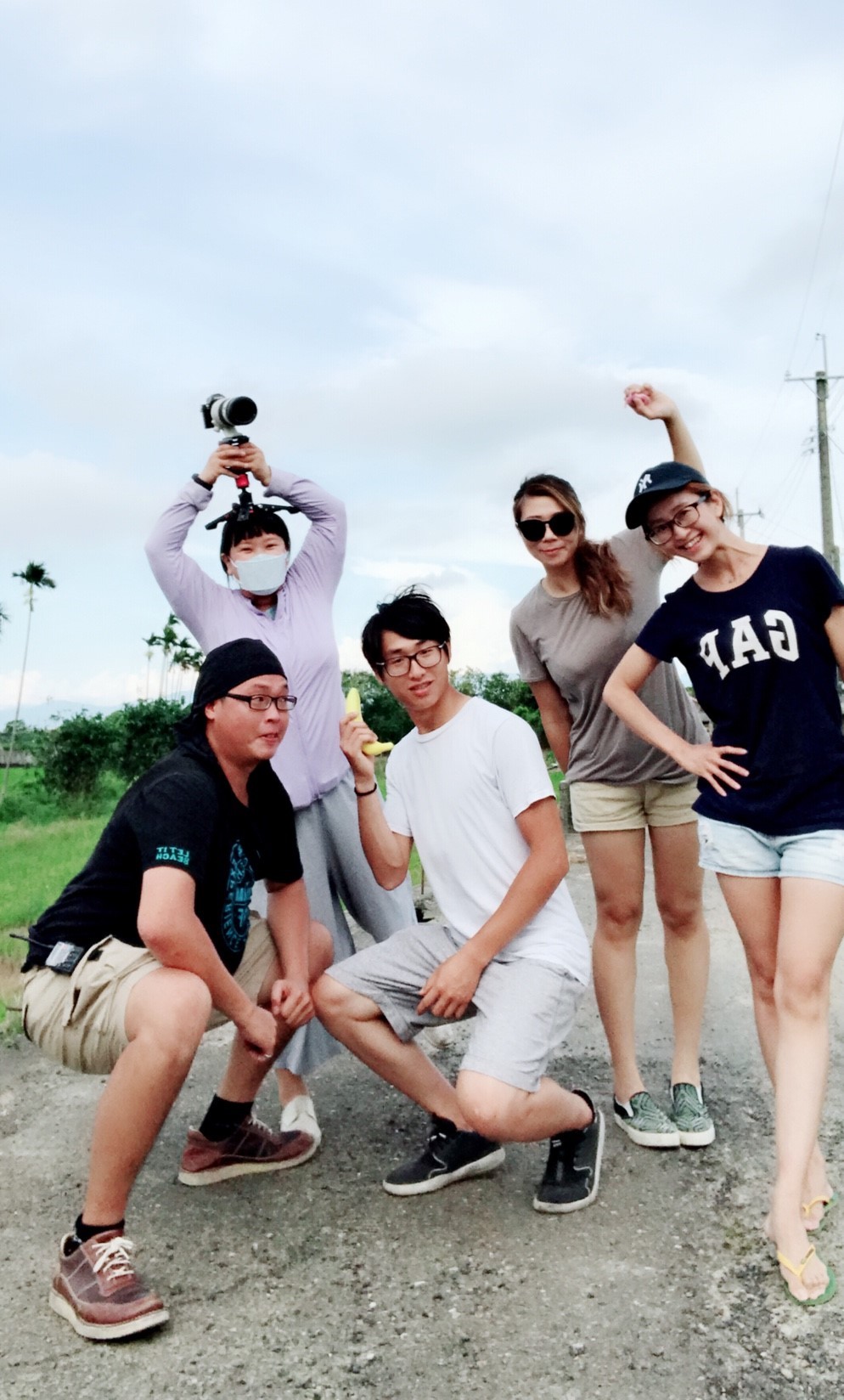 ▲第一屆「屁股夾香蕉競走賽」挺在地農民。（圖／活動發起人汪荷婷提供）