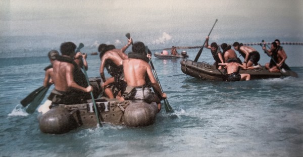 ▲1995年端午節，太平島官兵舉行「划舟」比賽。（圖／摘自陸戰隊刊物）