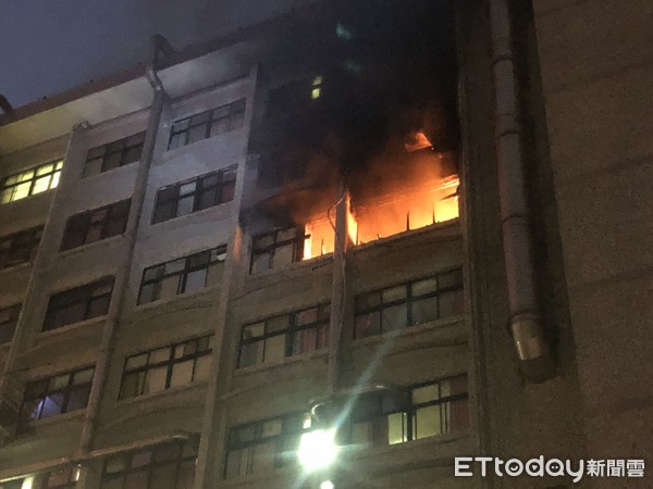衛福部台北醫院7樓安寧病房全面燃燒　警消灌救中。（圖／記者趙永博攝）