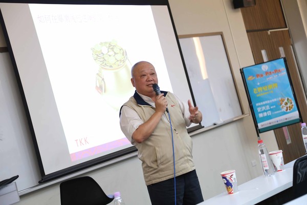 ▲「頂呱呱」總經理史洪法與學生暢談品牌如何在地深耕、打造品牌特色。(圖/世新大學提供)